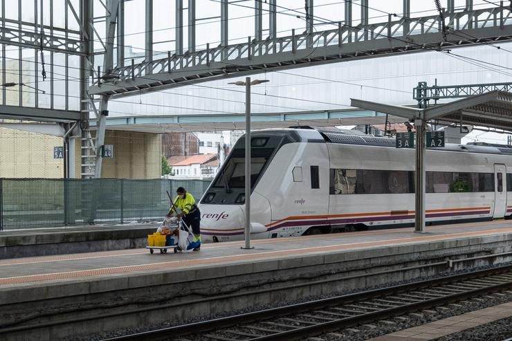 Unha traballadora da limpeza traballa nas plataformas na estación de trens, a 24  de agosto de 2022, en Santiago de Compostela, A Coruña, Galicia, (España). Os usuarios de Renfe en Galicia poden adquirir desde hoxe os abonos gratuítos. O Goberno e. César Arxina - Europa Press