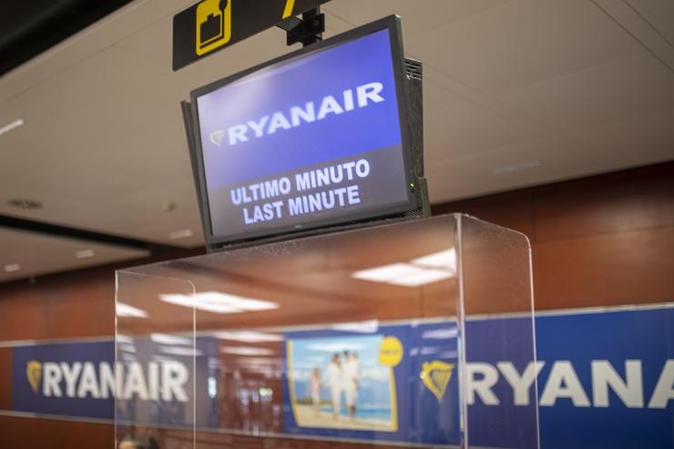 Unha pantalla nun portelo de Ryanair no Aeroporto Josep Tarradellas Barcelona-El Prat U Lorena Sopêna - Europa Press