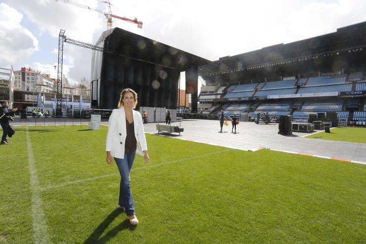 A delegada da Xunta, Marta Fernández-Tapias, visita a montaxe do concerto de Muse no estadio municipal Abanca Balaídos.. XUNTA DE GALICIA