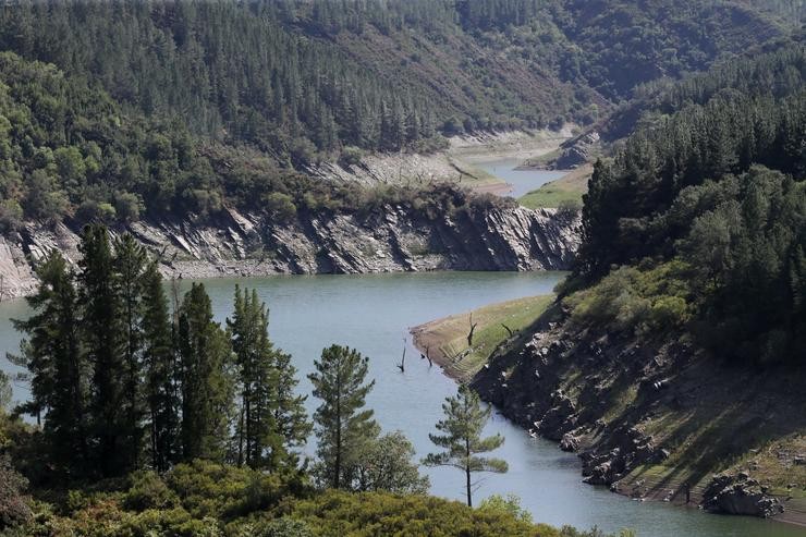 Percorrido do encoro con pouco caudal, a 26 de agosto de 2022, en Negueira de Muñiz, Lugo, Galicia (España). O encoro de Grandas de Salime, sobre a conca do río Navia, atópase no 44,74% da súa capacidade. Esta circunstancia deixa ver os muros d. Carlos Castro - Europa Press 