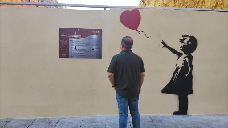 Nena con globo, de Banksy, en Verín. Foto: Prensa concello de Verín.