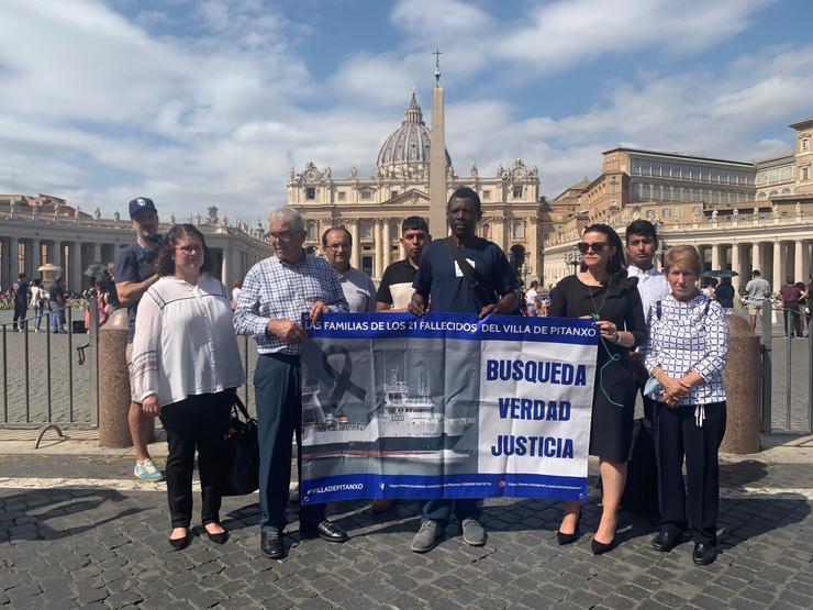 Familias da 'Vila de Pitanxo' manteñen un encontro co papa no Vaticano. CEDIDA POR FAMILIAS 