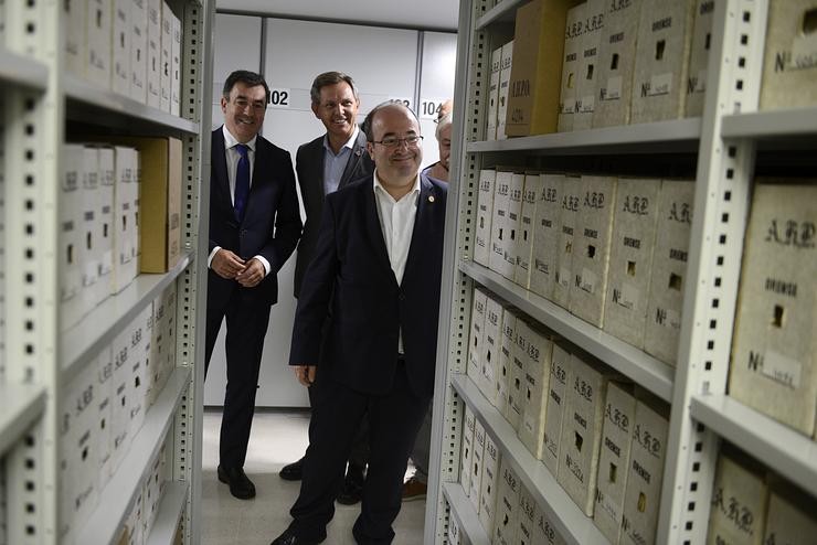 O ministro de Cultura e Deporte, Miquel Iceta (d), durante a súa visita ao Arquivo Histórico Provincial, a 8 de setembro de 2022, en Ourense / Rosa Veiga - Europa Press.