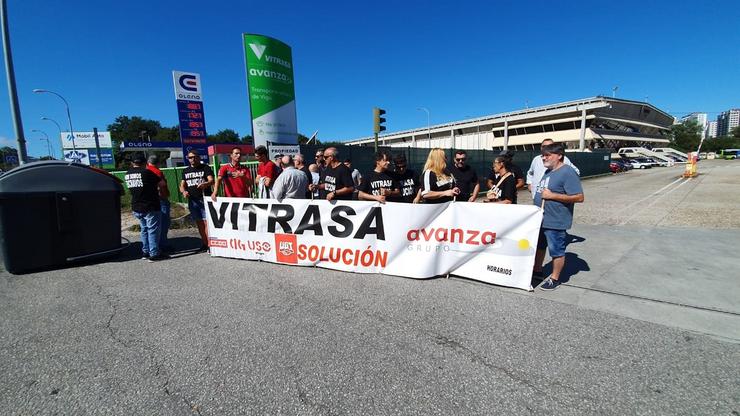 Concentración de traballadores da concesionaria de bus urbano de Vigo, Vitrasa, ás portas das instalacións da empresa. / Europa Press