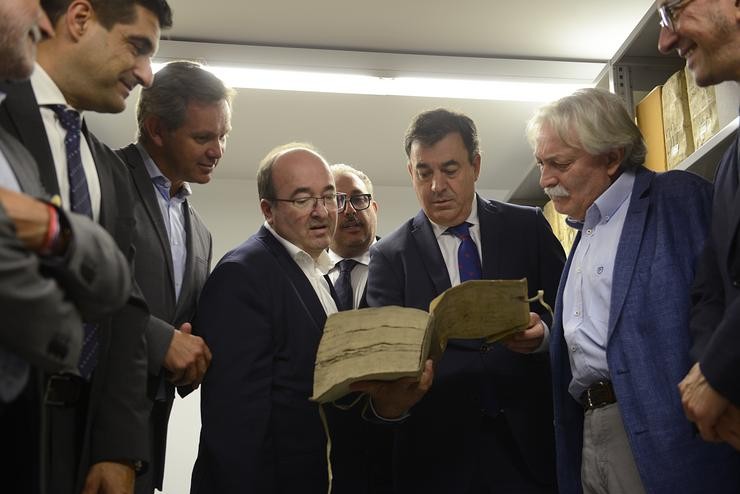 O ministro de Cultura e Deporte, Miquel Iceta (c), durante a súa visita ao Arquivo Histórico Provincial, a 8 de setembro de 2022, en Ourense, Galicia (España). O Arquivo Histórico Provincial de Ourense é un centro de titularidade estatal e xestión transf. Rosa Veiga - Europa Press 