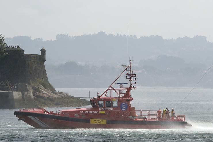 Un barco de Salvamento Marítimo durante un exercicio de exhibición de rescate polo seu 30º aniversario, no porto da Coruña / Arquivo -  Europa Press