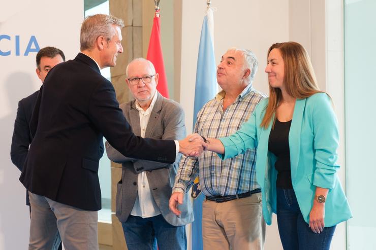 O presidente da Xunta, Alfonso Rueda, e o conselleiro de Cultura, Educación, FP e Universidades, Román Rodríguez, na firma do acordo de cocientes con José Manuel Fontes (CCOO), Xullo Díaz (ANPE) e Sandra Montero (UGT) / XUNTA - Europa Press