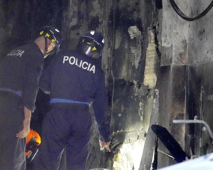 Dous axentes de policía traballan no edificio onde se produciu o incendio na rúa Alfonso X o Sabio de Vigo, a 11 de outubro de 2023, en Vigo / Javier Vázquez - Arquivo