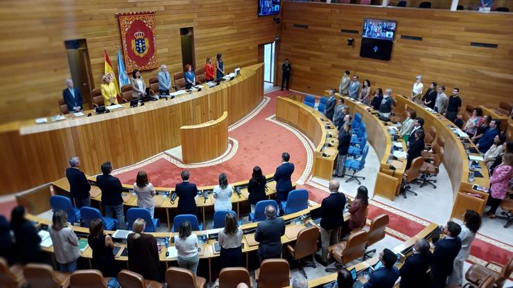 Os deputados do Parlamento de Galicia gardan un minuto de silencio en recordo das persoas falecidas no incendio dun edificio en Vigo / PARLAMENTO DE GALICIA