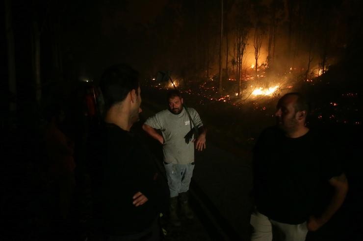 Veciños colaboran nos labores de extinción dun incendio de Trabada / Carlos Castro - Europa Press