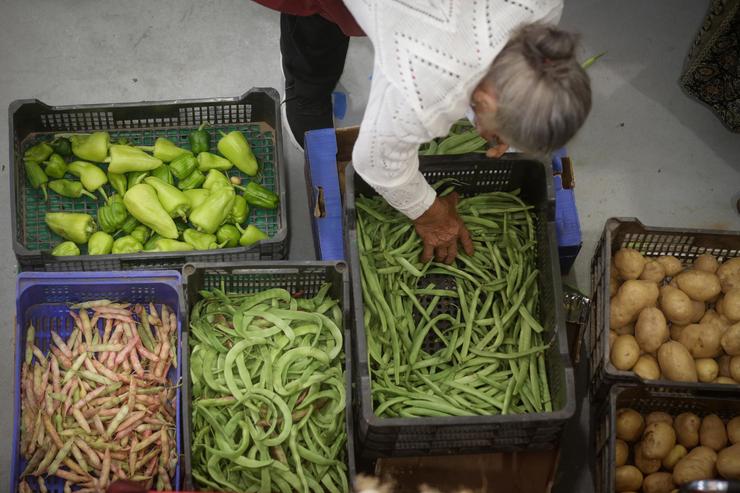 Unha persoa merca alimentos nun mercado, a 11 de agosto de 2023, en Lugo 