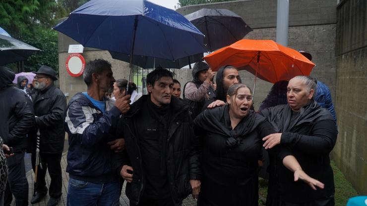 Achegados e familia dos falecidos, durante o enterro. GUSTAVO DA PAZ / Europa Press