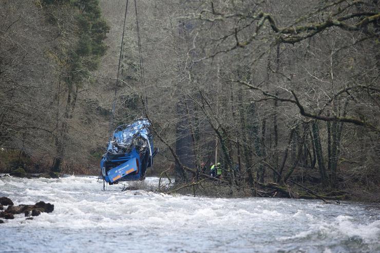 Arquivo - Un guindastre participa no labor de izado do autobús accidentado para sacalo da canle do río Lérez, a 27  de decembro de 2022, en Cerdedo-Cotobade, Pontevedra, Galicia (España). Un servizo de guindastres desprazouse ao lugar co obxectivo d. Gustavo da Paz - Europa Press - Arquivo / Europa Press