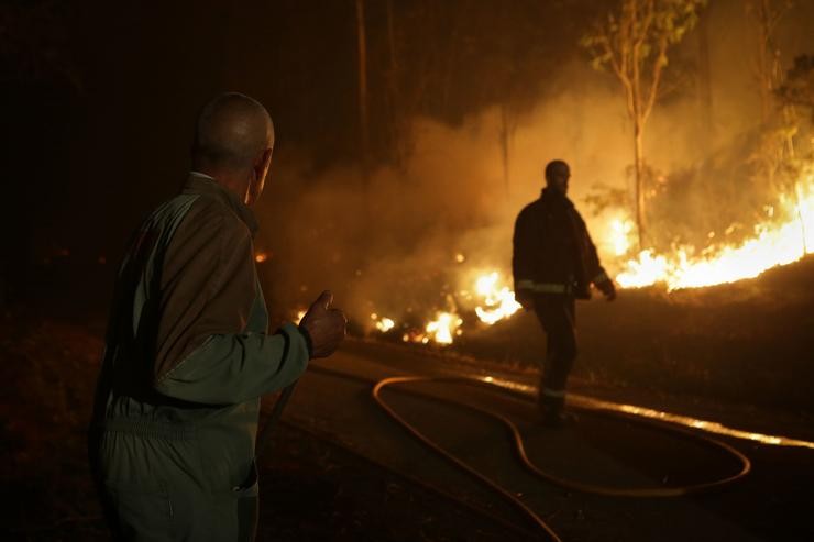 Veciños colaboran nos labores de extinción do incendio, a 12 de outubro de 2023, en Vidal, Trabada, Lugo / Carlos Castro - Arquivo