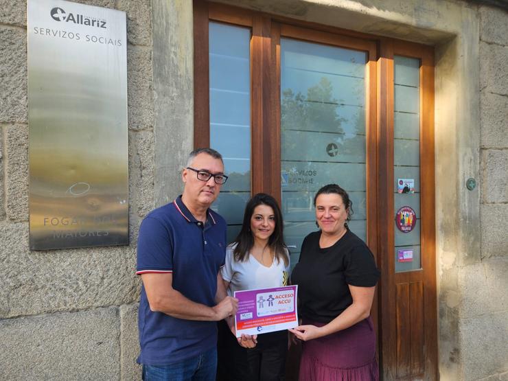 Tania Álvarez acompañada de membros de ACCU Ourense. Foto: Comunicación Concello de Allariz.