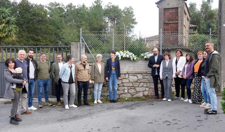 A portavoz nacional do BNG, Ana Pontón, e membros da dirección do Bloque  en Ortoño, no municipio coruñés de Ames nun acto conmemorativo do centenario do Seminario de Estudos Galegos xunto á casa de infancia de Rosalía de Castro 