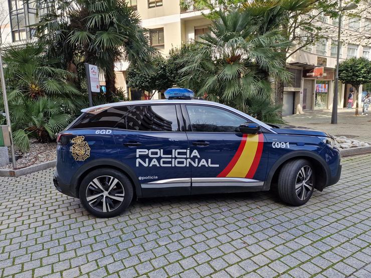 Coche patrulla da Policía Nacional nas inmediacións da Comisaría de Vigo 