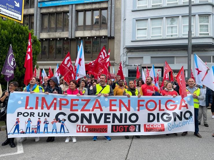 Decenas de manifestantes mobilízanse fronte á sede central da CEL en Lugo (Galicia), na primeira xornada da folga indefinida do sector da limpeza na provincia de Lugo, a 16 de outubro de 2023. / Europa Press