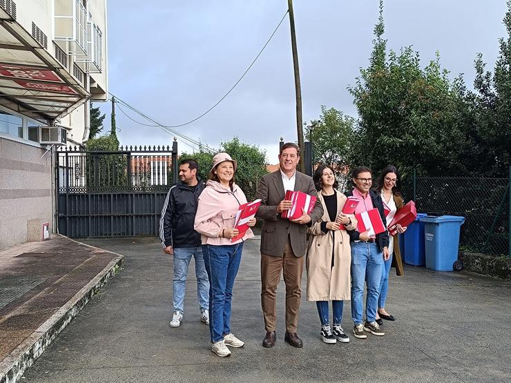 O precandidato ás primarias que o PSdeG celebrará para elixir o seu candidato á Xunta José Ramón Gómez Besteiro á súa chegada á sede dos socialistas galegos 