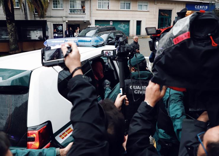 Axentes de Garda Civil levan ao presunto asasino de Elisa Abruñedo para pasar a disposición xudicial en Ferrol, a 19 de outubro de 2023, en Ferrol. Raúl Lomba - Europa Press / Europa Press