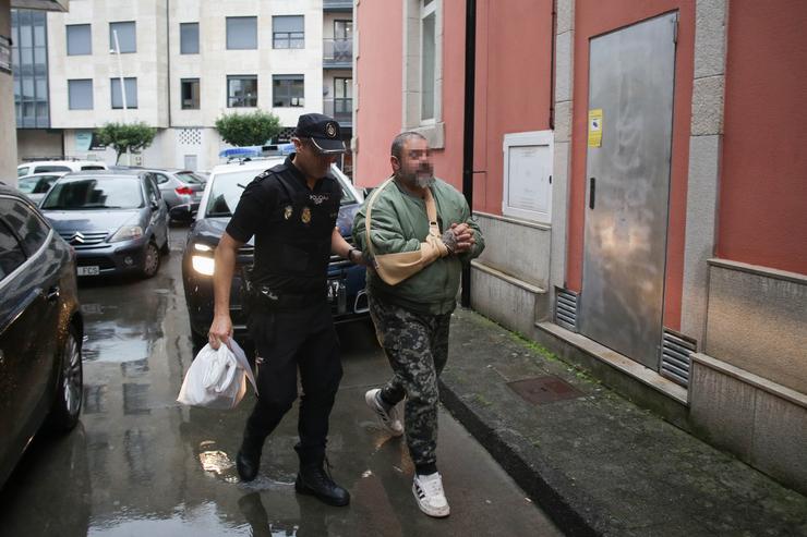 Un axente da Policía escolta a un detido acusado de pertencer a unha banda neonaci / Carlos Castro - Europa Press / Europa Press