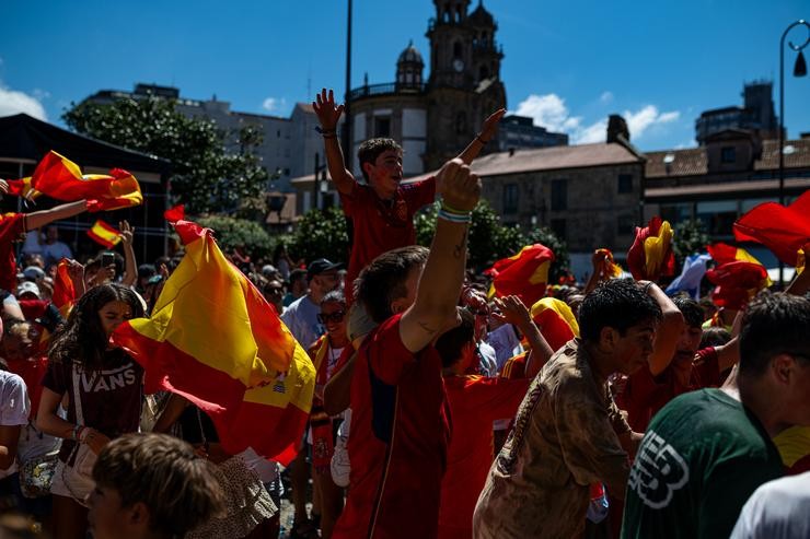Centos de afeccionados celebran a victora da Selección española de Fútbol Feminino na final do Mundial Feminino de Fútbol, na praza da Ferrería, a 20 de agosto de 2023, en Pontevedra / Elena Fernández - Arquivo