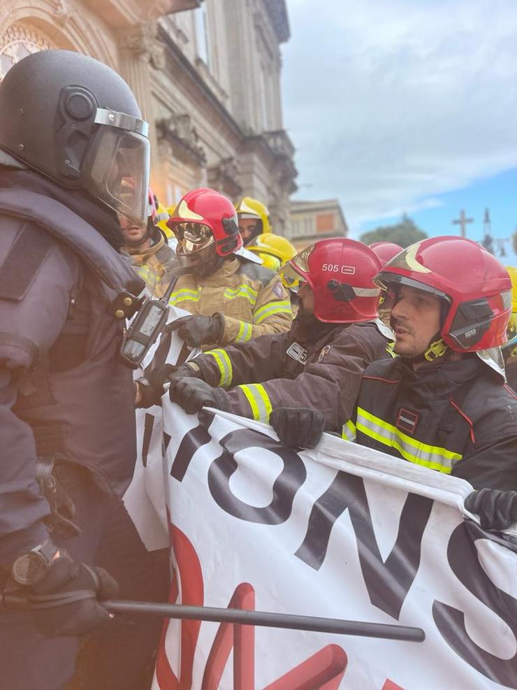 Manifestación de bombeiros de todos os parques comarcais de Galicia apoiados por UGT, CCOO, CIG, CSIF, SIGBAL e USO/cedida