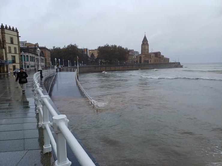 Temporal de choiva e vento en Xixón 