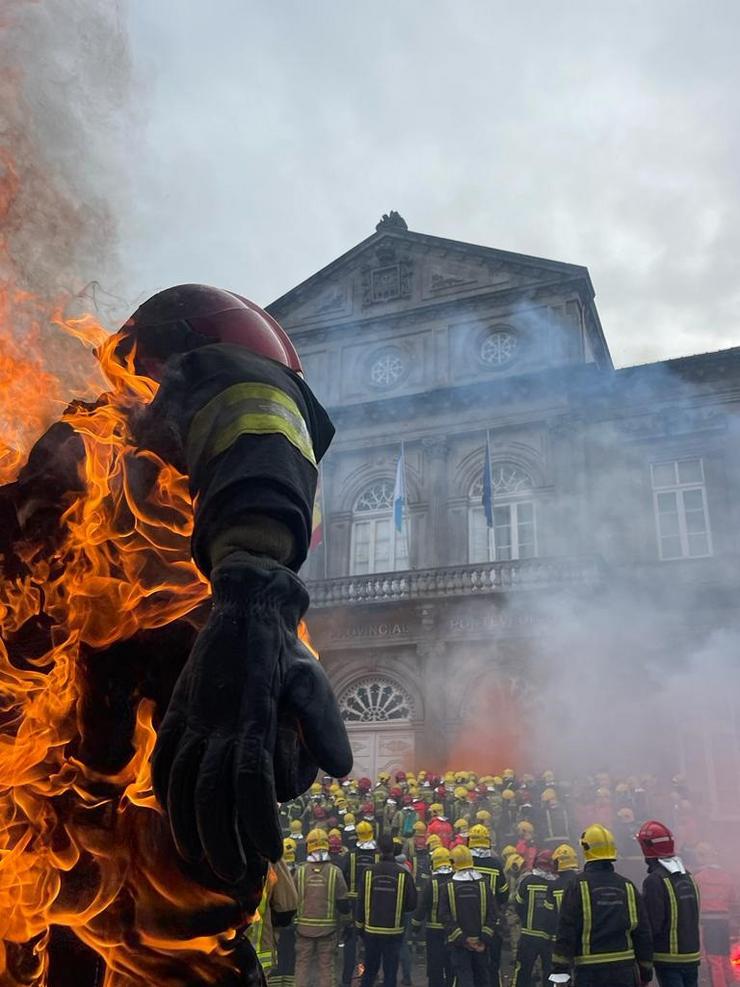 Protesta dos bombeiros comarcais de toda Galicia ante a sede da Deputación de Pontevedra / REMITIDA USO / Europa Press