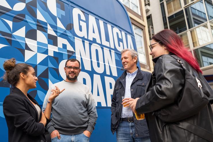 O presidente da Xunta, Alfonso Rueda, visita Malpica de Bergantiños (A Coruña) co autobús de 