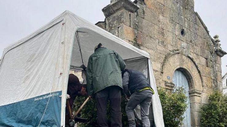 Traballos de exhumación na fosa común en Viana do Bolo