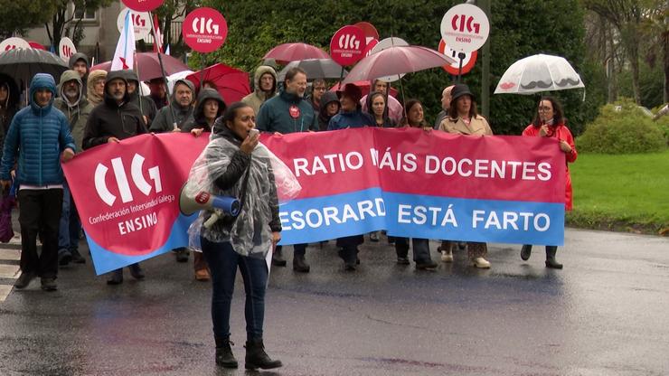 Manifestación en Santiago na xornada de folga contra o acordo en educación asinado por Xunta e os sindicatos UXT e CCOO 