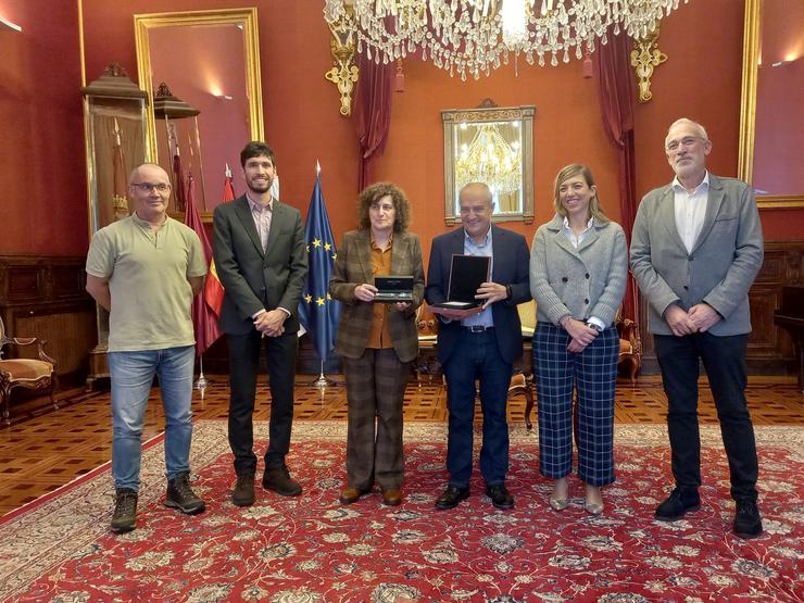 Recepción no Concello de Santiago ao alcalde de Xenebra, Alfonso Gómez.. CONCELLO DE SANTIAGO / Europa Press