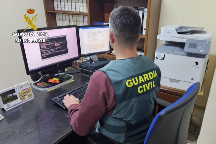 Garda Civil investigando 