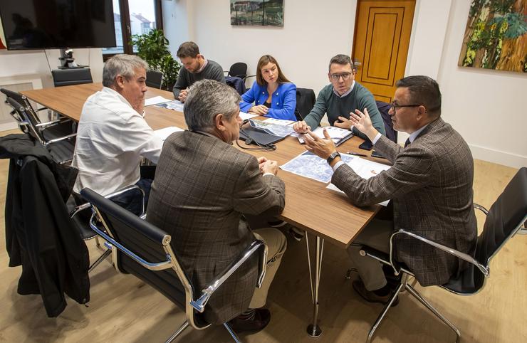 O conselleiro do Medio Rural, José González, reúnese coa alcaldesa de Trabada, Mayra García; co alcalde de Ribadeo, Daniel Veiga, e o rexedor de Foz, Francisco Cajoto, para abordar a situación tras os últimos incendios / Xunta