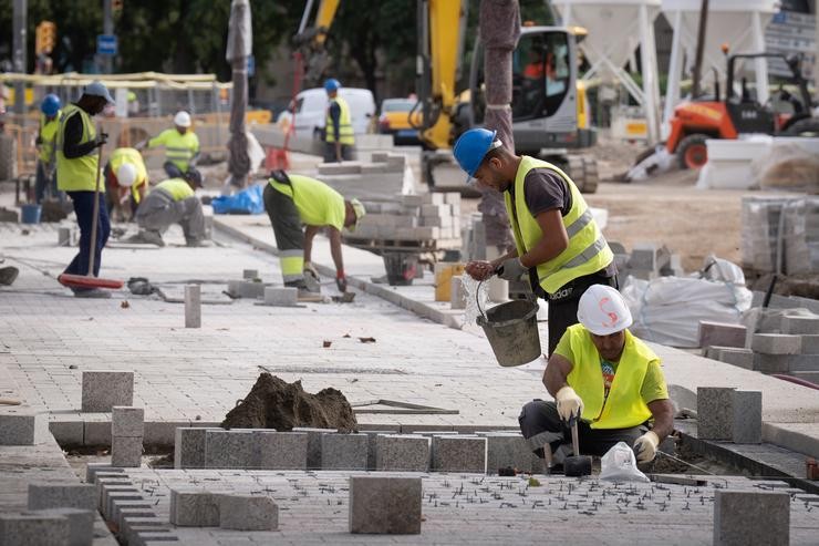 Traballadores realizando obras nunha rúa.. David Zorrakino - Europa Press / Europa Press