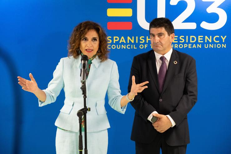 A ministra de Facenda, María Jesús Montero, e o delegado do Goberno en Galicia, Pedro Blanco / Argina - EP