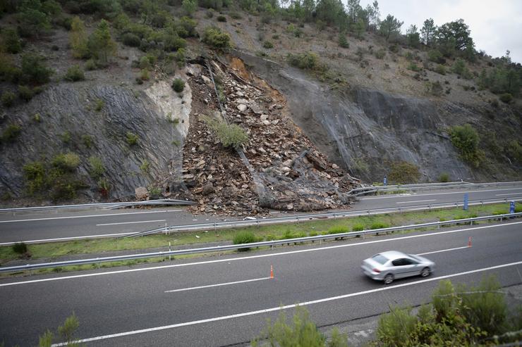 Desprendemento de terra e rocas na A-6, en Becerreá /Carlos Castro - Europa Press 