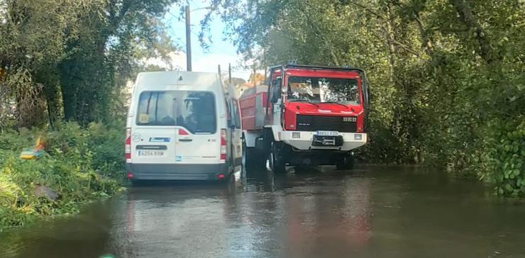O microbus varado na balsa de auga do río Arnoia, en Allariz 