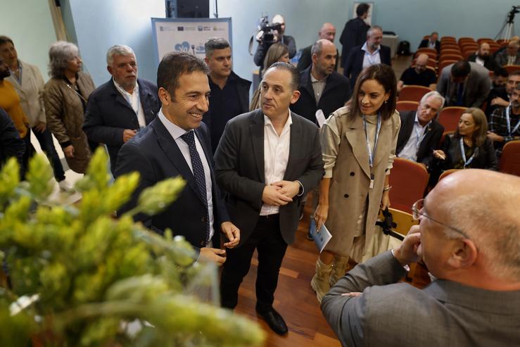 O conselleiro do Mar, Alfonso Villares,  chegando á inauguración do congreso da frota de palangre de superficie / JOEALVEZ