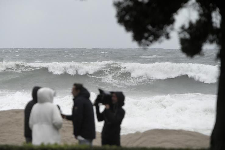 Varias persoas xunto ao mar, a 20 de outubro de 2023, na Coruña / M. Dylan - Arquivo