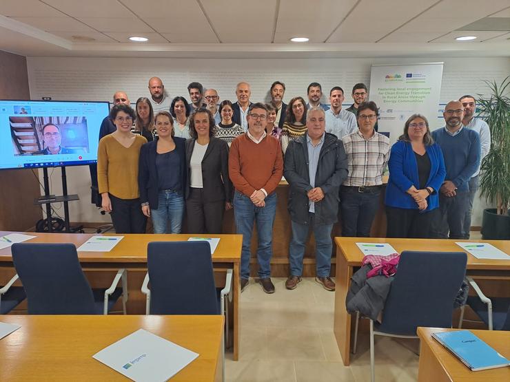 Reunión do proxecto EC4RURAL en Santiago con representantes de 22 concellos rurais de Galicia que participarán na creación de comunidades enerxéticas / EC4RURAL