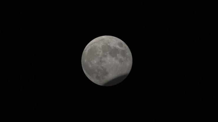 A foto adxunta representa unha simulación de como se vería no máximo da eclipse a Lúa parcialmente eclipsada este sábado / : Stellarium