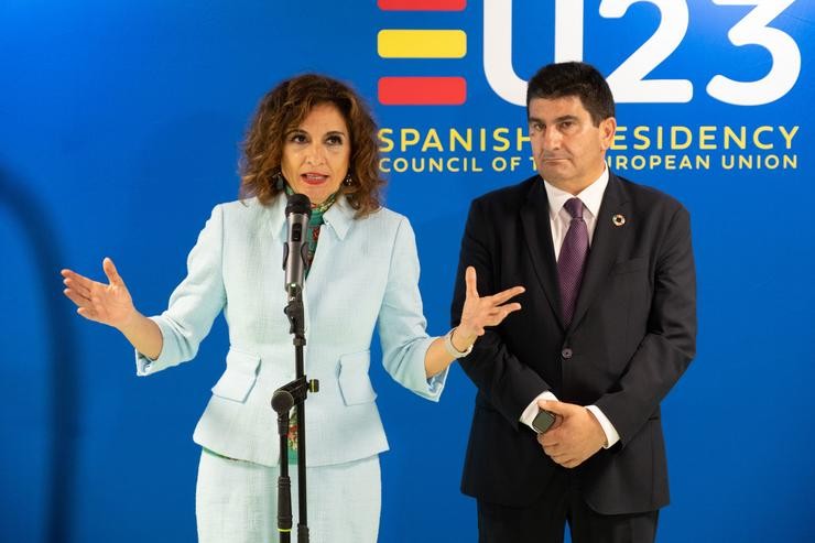 A ministra de Facenda e Función Pública en funcións, María Jesús Montero, xunto ao delegado do Goberno en Galicia, Pedro Branco, atende aos medios de comunicación no Edificio Fontán, a 26 de outubro de 2023, en Santiago de Compostela.. César Arxina - Europa Press 