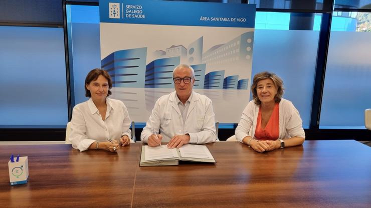 O xerente da área sanitaria de Vigo, Javier Puente, e a presidenta da Comisión de Centro de Atención Hospitalaria (i), María José Diéguez, asinan un acordo de mobilidade interna para profesionais / SERGAS