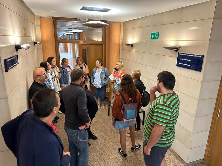 Delegados da CIG no Servizo de Axuda no Fogar (SAF) acceden á Consellería de Política Social e Xuventude, en San Caetano, Santiago de Compostela, para reclamar 'un convenio digno' 