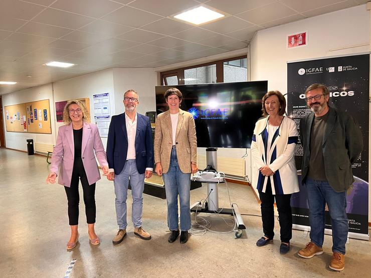 A portavoz nacional do BNG, Ana Pontón, visita o  Instituto Galego de Física de Altas Enerxías (IGFAE). Na foto, a vicerreitora de Innovación e o director do centro, ademais dos deputados do BNG Luís Bará e Cristina Fernández / Europa Press