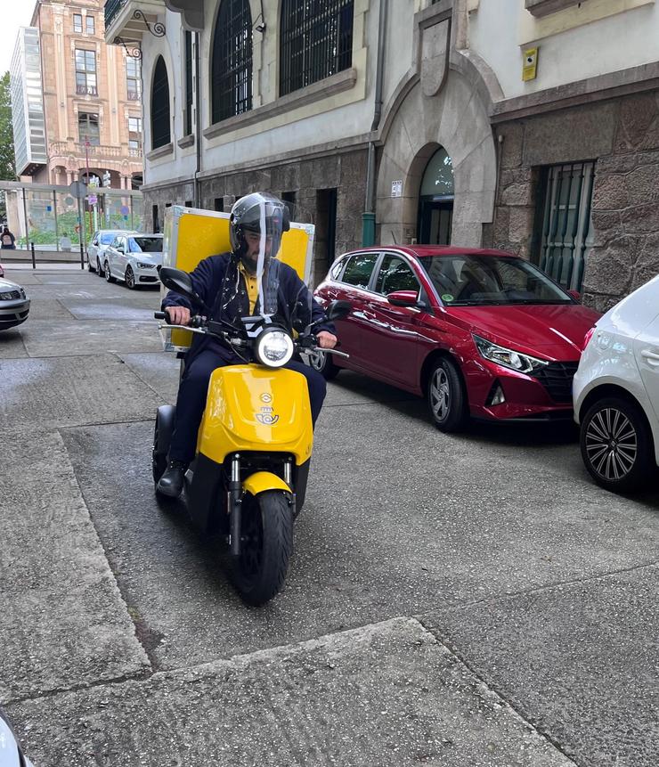 Moto eléctrica de repartición de Correos en Ferrol.. CORREOS / Europa Press