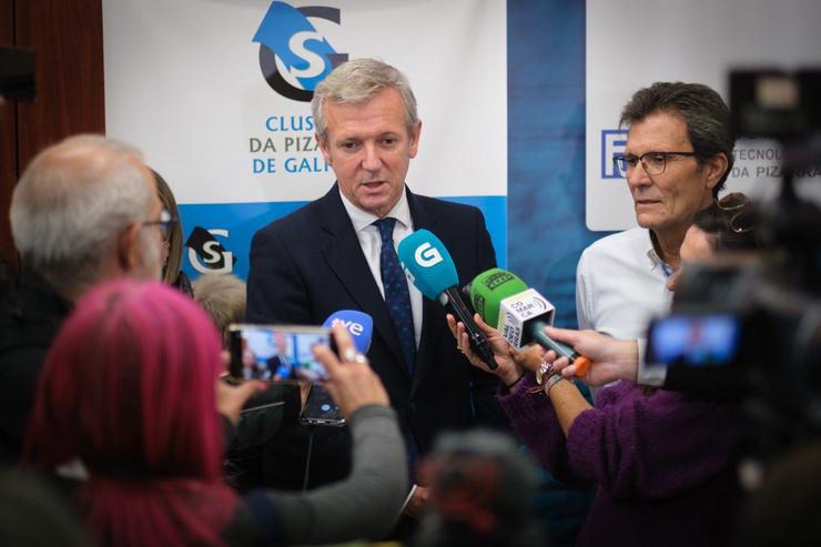 O presidente da Xunta de Galicia, Alfonso Rueda, reúnese con representantes do Clúster da Lousa en Carballeda de Valdeorras (Ourense). XUNTA DE GALICIA / Europa Press