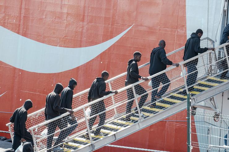 Decenas de inmigrantes collen un ferri para ser recolocados no Porto Estaca, a 29 de outubro de 2023, no Hierro 
